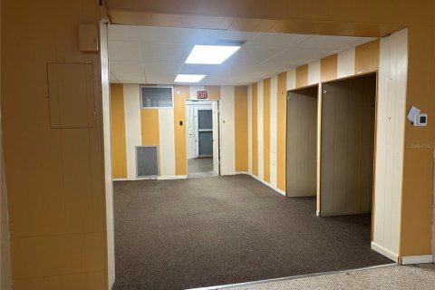 Propiedad comercial en alquiler en Port Charlotte, Florida, 325.16 m2 № 1561080 - foto 24