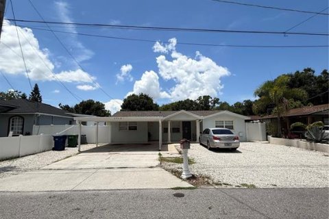 House in Tampa, Florida 4 bedrooms, 156.45 sq.m. № 1821420 - photo 3