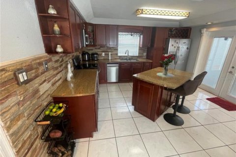 House in Tampa, Florida 4 bedrooms, 156.45 sq.m. № 1821420 - photo 6