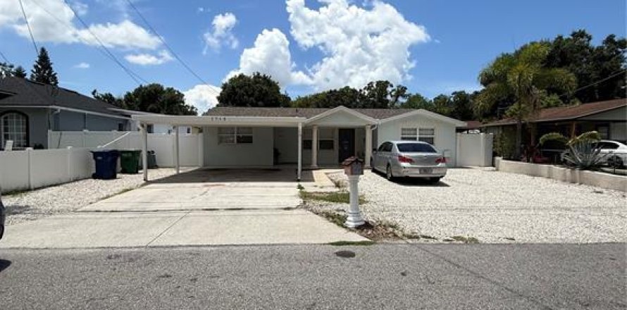 House in Tampa, Florida 4 bedrooms, 156.45 sq.m. № 1821420