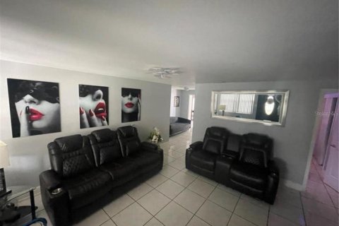House in Tampa, Florida 4 bedrooms, 156.45 sq.m. № 1821420 - photo 8