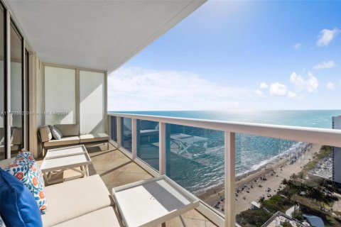 Copropriété à louer à Hallandale Beach, Floride: 3 chambres, 161 m2 № 1023605 - photo 1