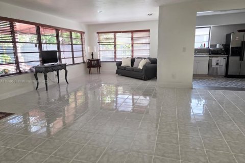 Casa en venta en North Miami, Florida, 3 dormitorios, 168.06 m2 № 1955478 - foto 3