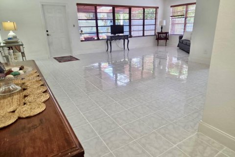 Casa en venta en North Miami, Florida, 3 dormitorios, 168.06 m2 № 1955478 - foto 2