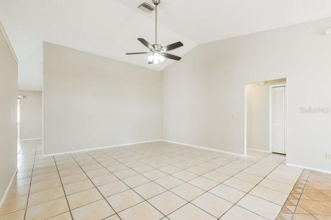 Villa ou maison à louer à Lake Mary, Floride: 3 chambres, 161.46 m2 № 2100090 - photo 4