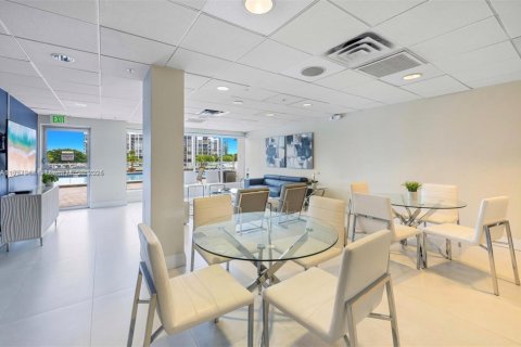 Condo in Hollywood, Florida, 1 bedroom  № 2025201 - photo 12