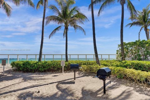 Condo in Hollywood, Florida, 1 bedroom  № 2025201 - photo 27