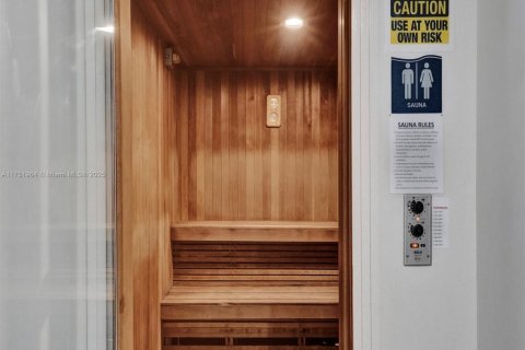 Condo in Hollywood, Florida, 1 bedroom  № 2025201 - photo 23