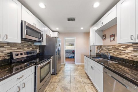 House in Largo, Florida 3 bedrooms, 96.9 sq.m. № 2393921 - photo 9