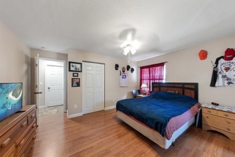 House in Largo, Florida 3 bedrooms, 96.9 sq.m. № 2393921 - photo 12