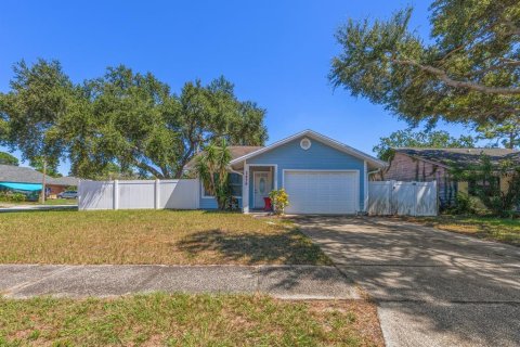 House in Largo, Florida 3 bedrooms, 96.9 sq.m. № 2393921