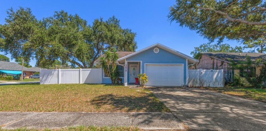 House in Largo, Florida 3 bedrooms, 96.9 sq.m. № 2393921