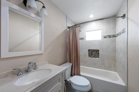 House in Largo, Florida 3 bedrooms, 96.9 sq.m. № 2393921 - photo 16
