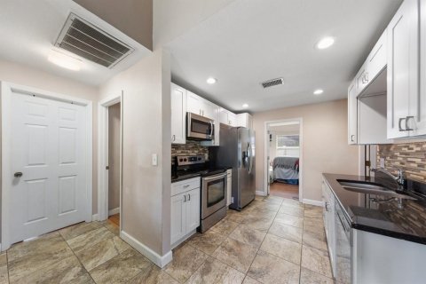 House in Largo, Florida 3 bedrooms, 96.9 sq.m. № 2393921 - photo 8