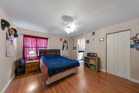 House in Largo, Florida 3 bedrooms, 96.9 sq.m. № 2393921 - photo 11