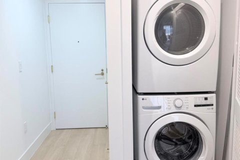 Condo in Miami, Florida, 3 rooms  № 2184811 - photo 11