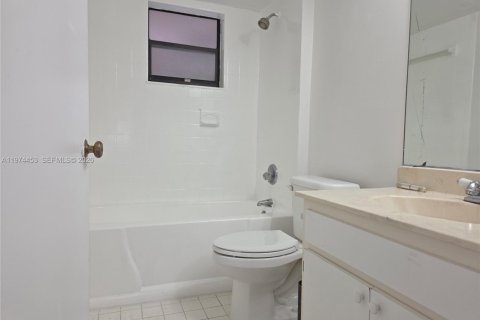 Condo in Miami, Florida, 2 bedrooms  № 2041336 - photo 29