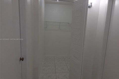Condo in Miami, Florida, 2 bedrooms  № 2041336 - photo 28