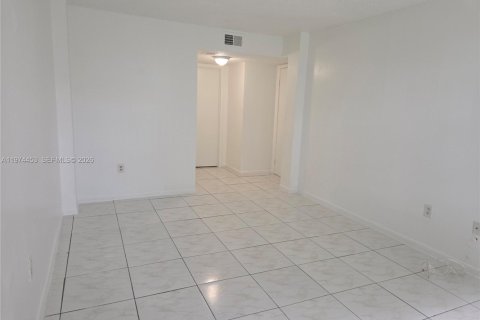 Condo in Miami, Florida, 2 bedrooms  № 2041336 - photo 25