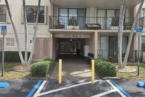 Condominio en alquiler en Miami, Florida, 2 dormitorios, 104.05 m2 № 2041336 - foto 1
