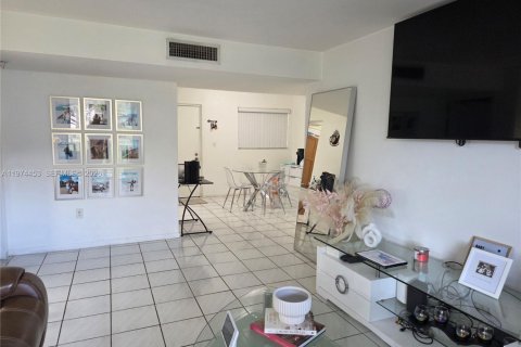 Condominio en alquiler en Miami, Florida, 2 dormitorios, 104.05 m2 № 2041336 - foto 8