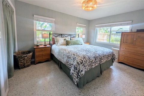 House in Saint Petersburg, Florida 3 bedrooms, 140.28 sq.m. № 1754824 - photo 27