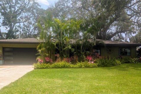 House in Saint Petersburg, Florida 3 bedrooms, 140.28 sq.m. № 1754824 - photo 2