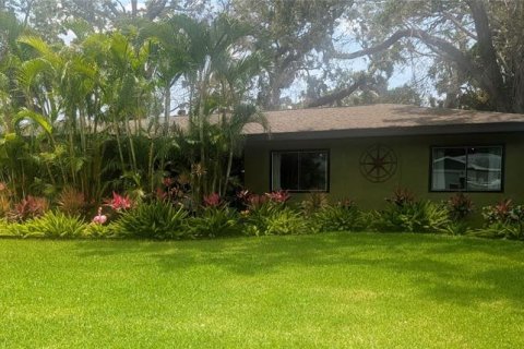 House in Saint Petersburg, Florida 3 bedrooms, 140.28 sq.m. № 1754824 - photo 3