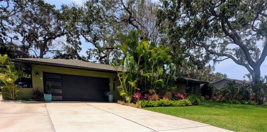 House in Saint Petersburg, Florida 3 bedrooms, 140.28 sq.m. № 1754824