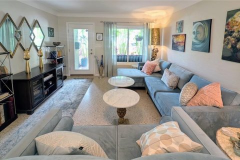 House in Saint Petersburg, Florida 3 bedrooms, 140.28 sq.m. № 1754824 - photo 16