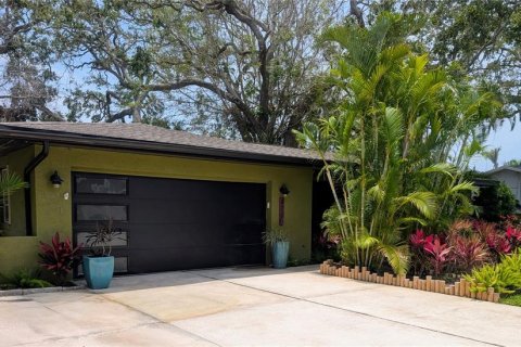 House in Saint Petersburg, Florida 3 bedrooms, 140.28 sq.m. № 1754824 - photo 6
