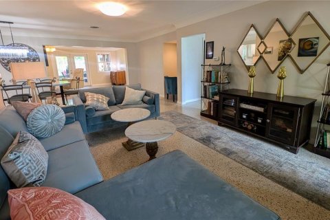 House in Saint Petersburg, Florida 3 bedrooms, 140.28 sq.m. № 1754824 - photo 15