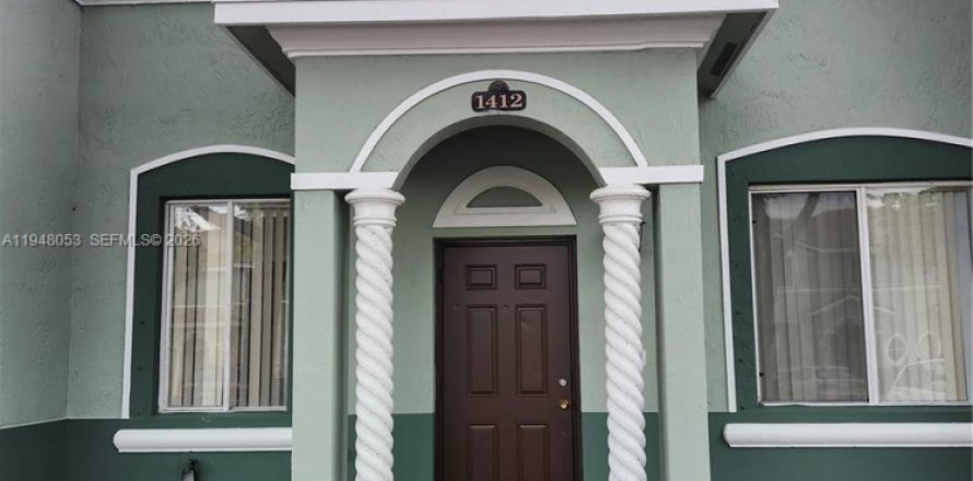 Adosado en Homestead, Florida 3 dormitorios, 120.96 m2 № 2004107