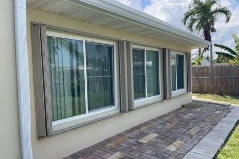 House in Margate, Florida 3 bedrooms, 136.38 sq.m. № 2083593 - photo 11