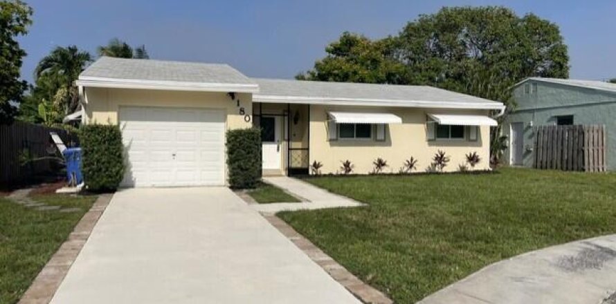 House in Margate, Florida 3 bedrooms, 136.38 sq.m. № 2083593