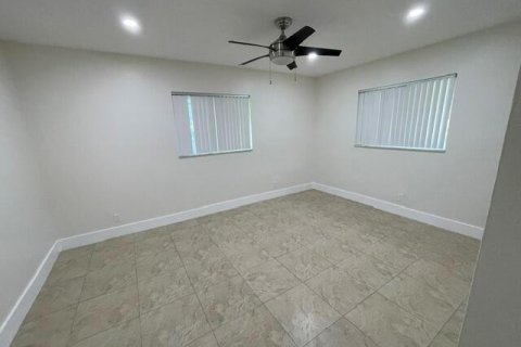 House in Margate, Florida 3 bedrooms, 136.38 sq.m. № 2083593 - photo 16