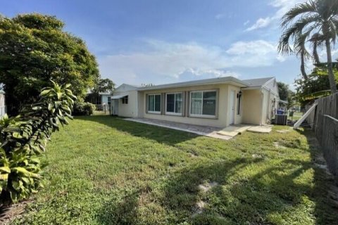 House in Margate, Florida 3 bedrooms, 136.38 sq.m. № 2083593 - photo 6