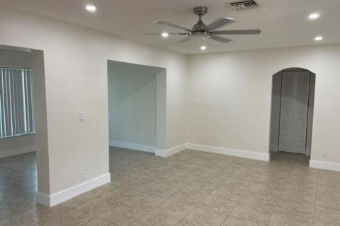 House in Margate, Florida 3 bedrooms, 136.38 sq.m. № 2083593 - photo 13