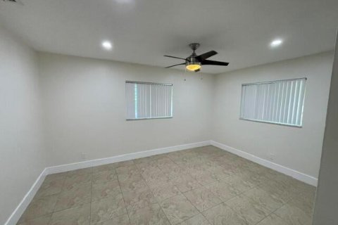 House in Margate, Florida 3 bedrooms, 136.38 sq.m. № 2083593 - photo 17