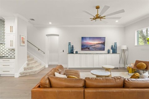 House in Orlando, Florida 5 bedrooms, 352.84 sq.m. № 1846413 - photo 11
