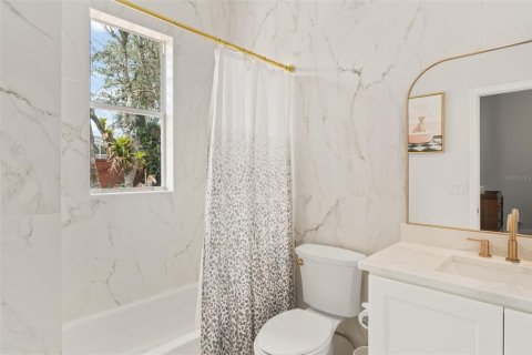 House in Orlando, Florida 5 bedrooms, 352.84 sq.m. № 1846413 - photo 16