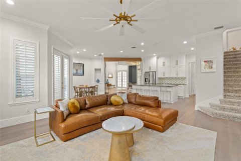House in Orlando, Florida 5 bedrooms, 352.84 sq.m. № 1846413 - photo 12