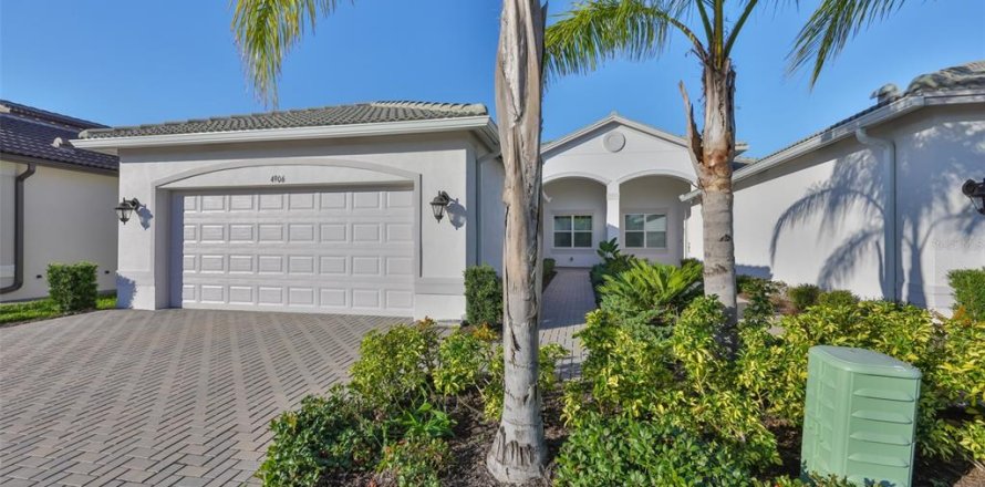 House in Wimauma, Florida 2 bedrooms, 152.73 sq.m. № 2101283