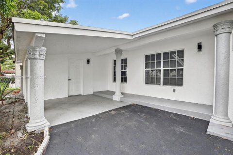 Casa en venta en Hollywood, Florida, 4 dormitorios, 138.24 m2 № 1925567 - foto 2