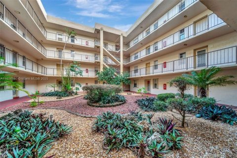 Condominio en venta en Lauderdale Lakes, Florida, 2 dormitorios, 80.36 m2 № 1874384 - foto 1