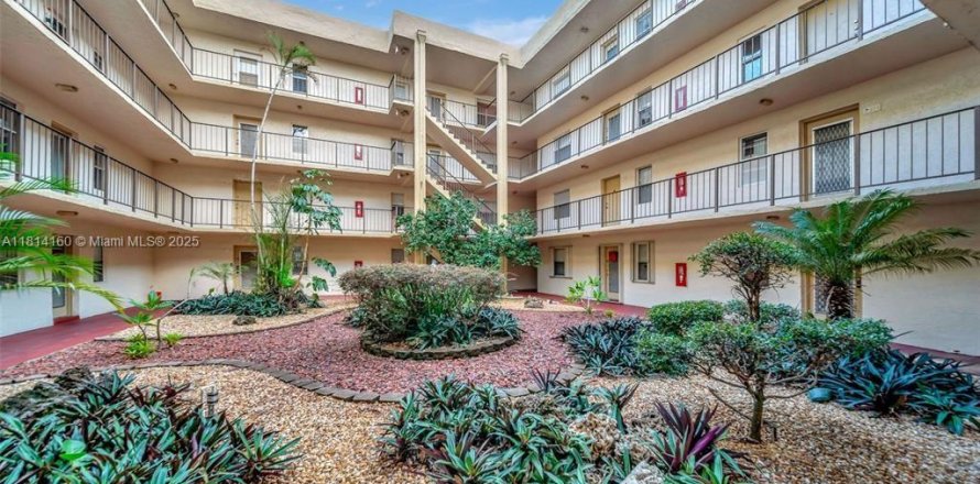 Condominio en Lauderdale Lakes, Florida, 2 dormitorios № 1874384
