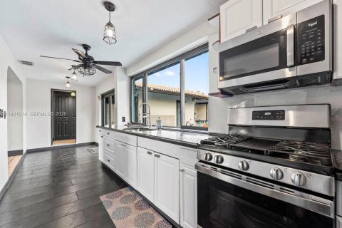 Casa en venta en Miami, Florida, 4 dormitorios, 210.8 m2 № 1999835 - foto 14