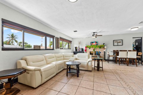 Casa en venta en Miami, Florida, 4 dormitorios, 210.8 m2 № 1999835 - foto 9