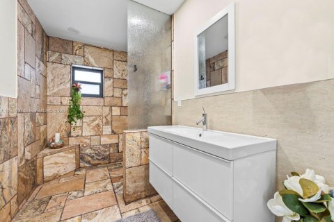Casa en venta en Miami, Florida, 4 dormitorios, 210.8 m2 № 1999835 - foto 17