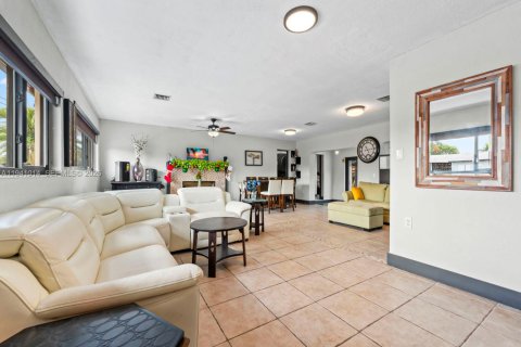Casa en venta en Miami, Florida, 4 dormitorios, 210.8 m2 № 1999835 - foto 8